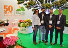 Jardines de los Andes celebrates 50 years of flower production. Thereby this farm is one of the absolute first growers in Colombia. And still growing stong & blooming, the oak tree filled with charmelia - a flower almost exclusively grown by Jardines de los Andes - symbolizes. Jeronimo and Juan Camilo Herrera, brothers, manage the company their parents started. Denisse Byfield is in charge of the marketing, Kees Gram (right) is from breeding company Royal van Zanten, and is aquinted with these guys since the 80's.